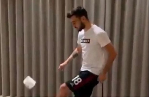 Матићев саиграч узео ролну тоалет папира и постао хит на друштвеним мрежама (ВИДЕО)